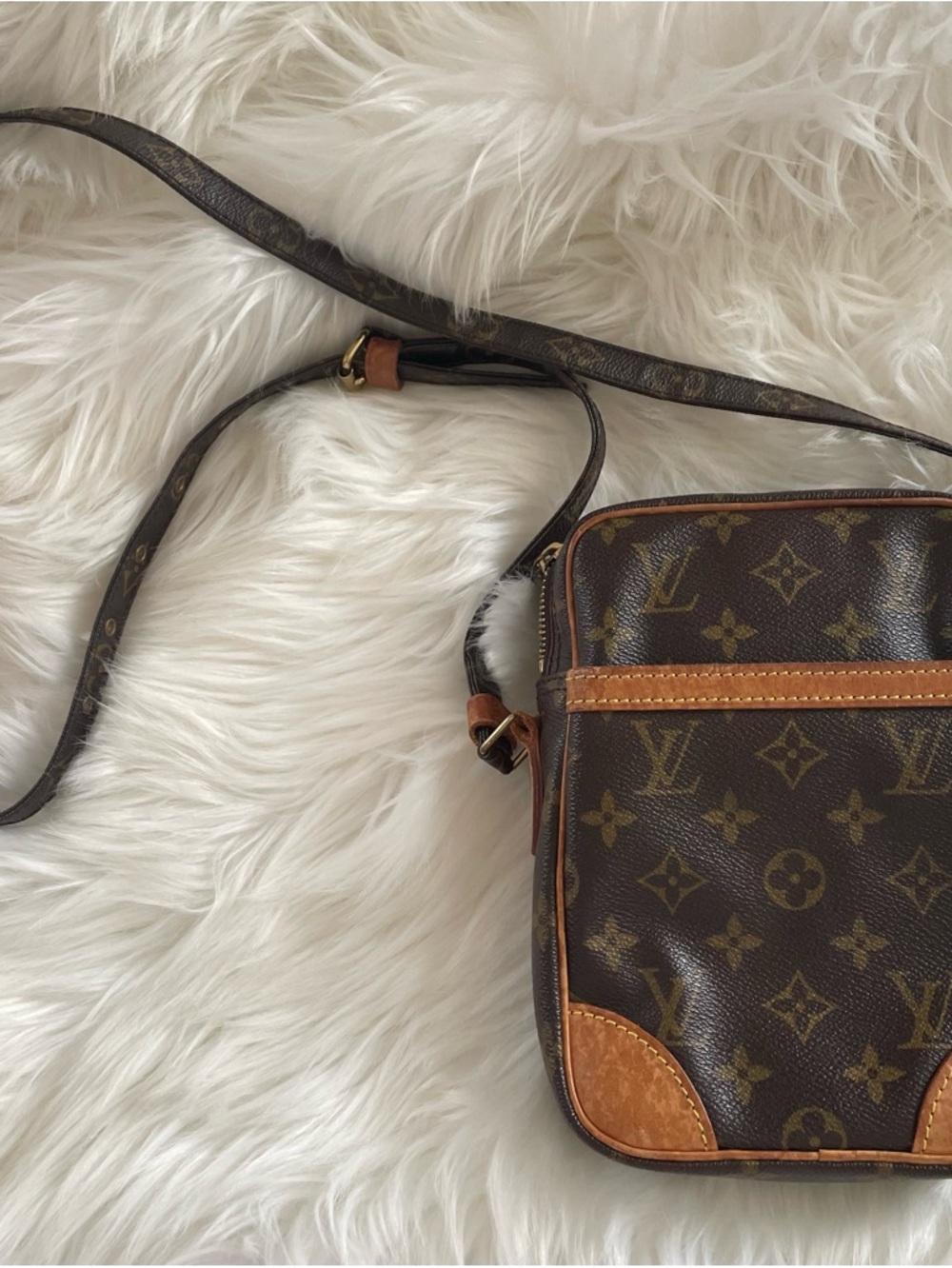 Louis Vuitton Monogram Crossbody - Picture 3 of 8